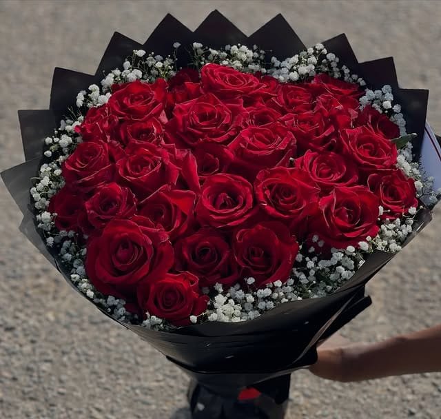 Buket Tangan Black Baccara mawar merah gelap mewah dan elegan — kode EBM-D-01