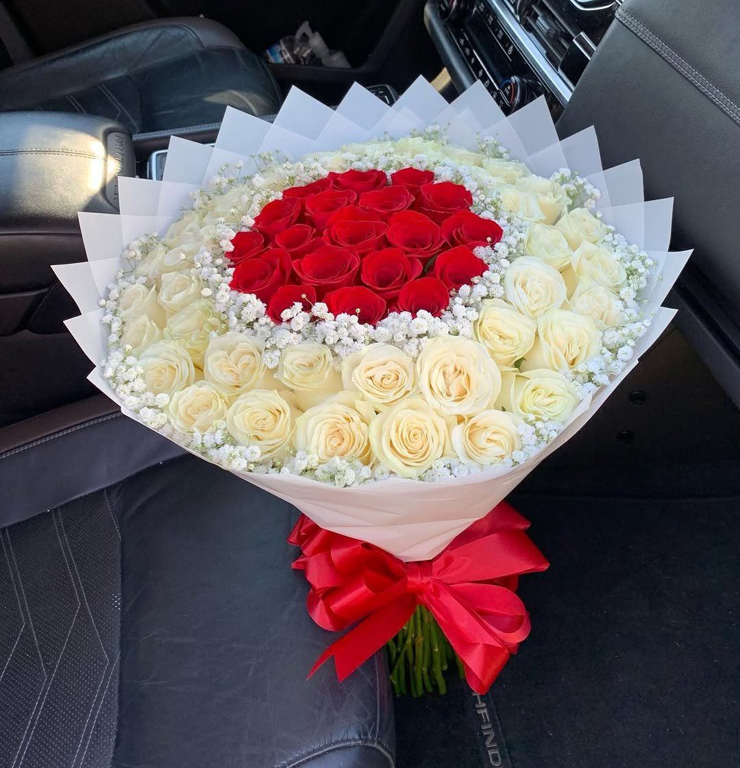 Buket Tangan Deep Impact Rose merah pekat untuk momen besar dan lamaran — kode EBM-H-01