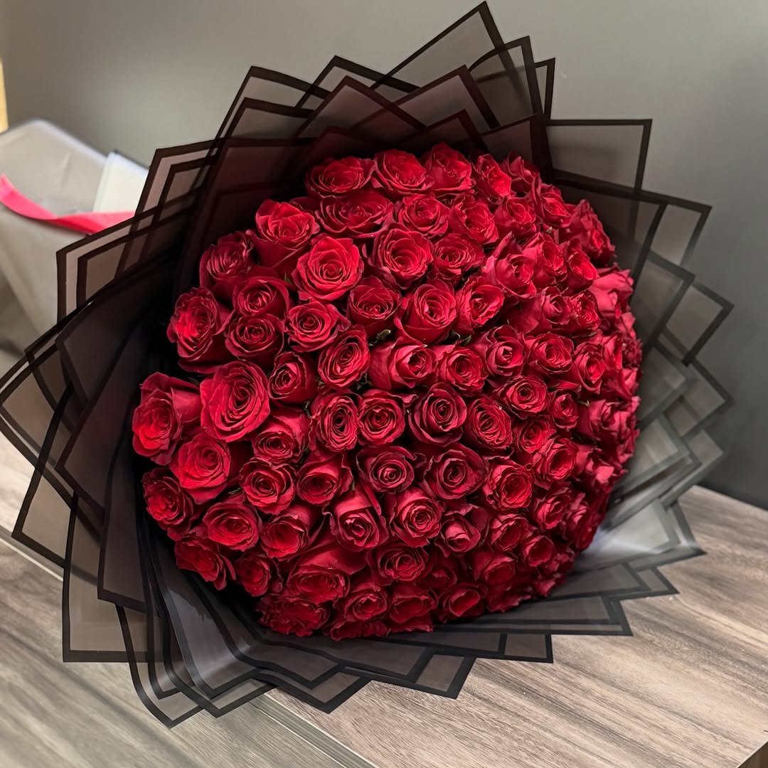 Buket Tangan Midnight Rose premium dramatis untuk hadiah eksklusif — kode EBM-G-01