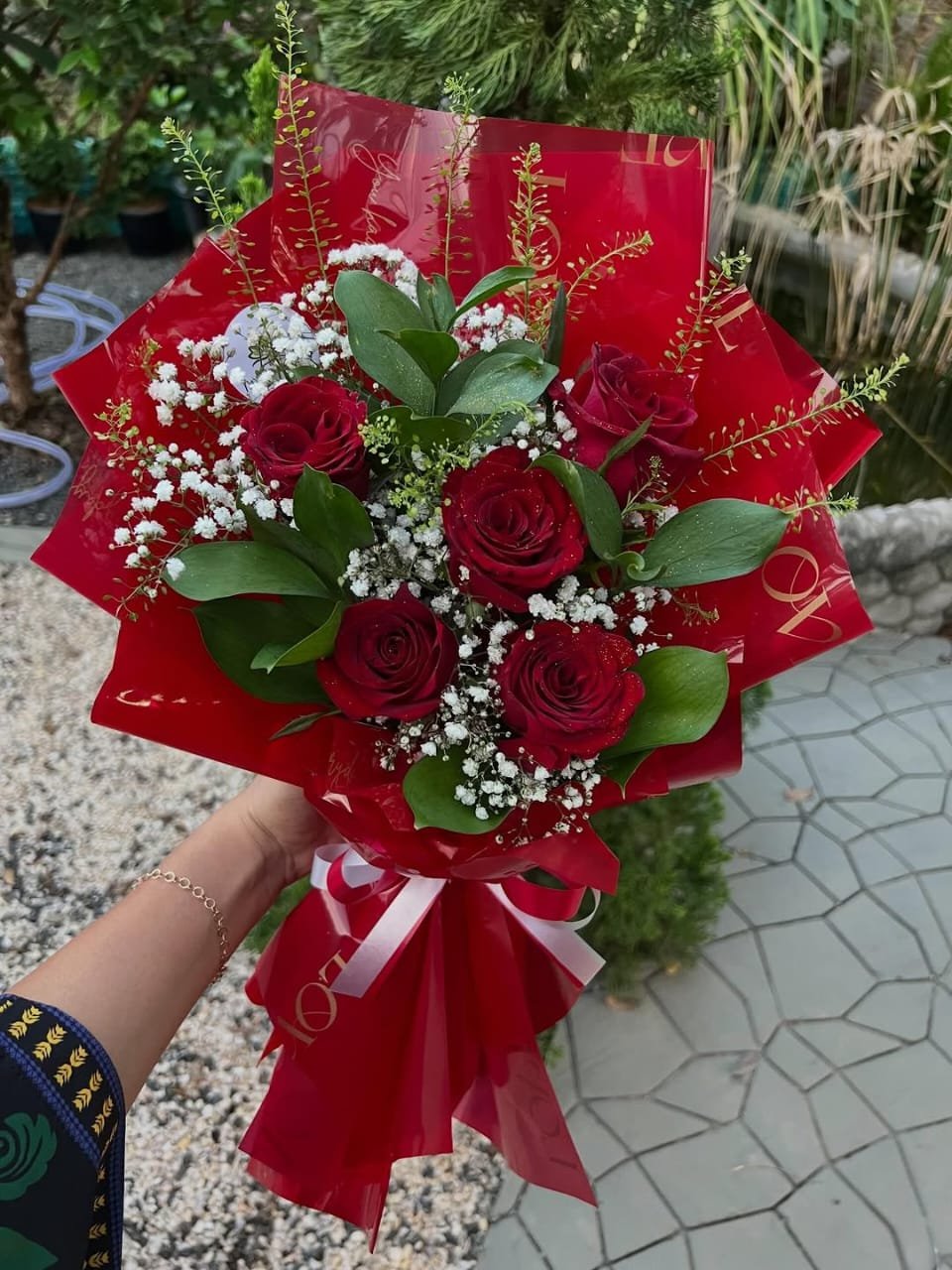 Buket Tangan Scarlet Dream mawar merah segar, kirim same day Jabodetabek — kode EBM-A-01