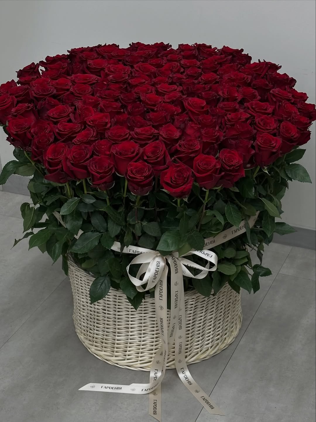 Buket Tangan Serenity Rose mewah XL untuk lamaran spesial dan hadiah VIP — kode EBM-I-01