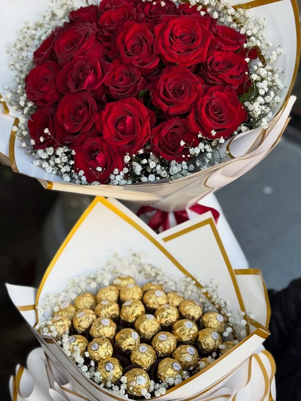 Buket Tangan Whispering Rose mewah romantis untuk hari jadi pernikahan — kode EBM-F-01