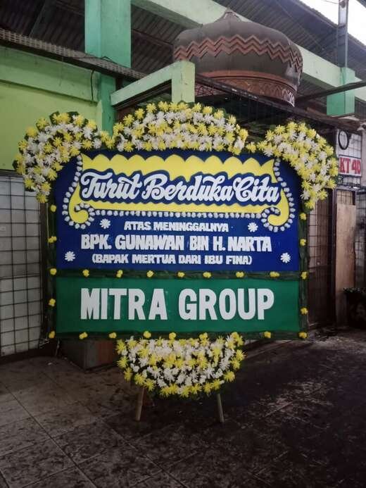 Bunga Papan Duka Cita Jambul 3 Biru Kuning — 1,5 × 2 M Bunga papan duka cita warna biru & kuning, jambul 3 ukuran 1,5 × 2 m — kode EBD-D-03