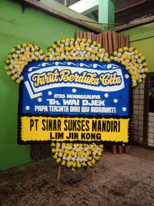 Bunga Papan Duka Cita Jambul 3 Biru Tua Kuning — 1,5 × 2 M Bunga papan duka cita warna biru & kuning, jambul 3 ukuran 1,5 × 2 m — kode EBD-D-08