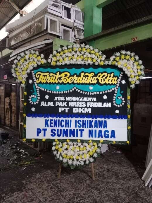Bunga Papan Duka Cita Jambul 3 Biru Muda — 1,5 × 2 M Bunga papan duka cita warna biru & putih, jambul 3 ukuran 1,5 × 2 m — kode EBD-D-07