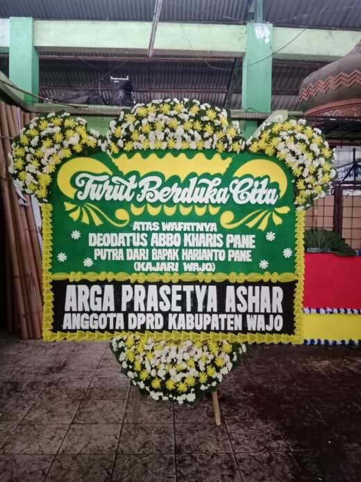 Bunga Papan Duka Cita Jambul 3 Hijau Kuning — 1,5 × 2 M Bunga papan duka cita warna hijau & kuning, jambul 3 ukuran 1,5 × 2 m — kode EBD-D-05
