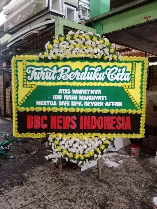 Bunga Papan Duka Cita Hijau Kuning — Jambul 1, 1,2 × 2 M Bunga papan duka cita warna hijau & kuning, jambul 1 ukuran 1,2 × 2 m — kode EBD-A-08