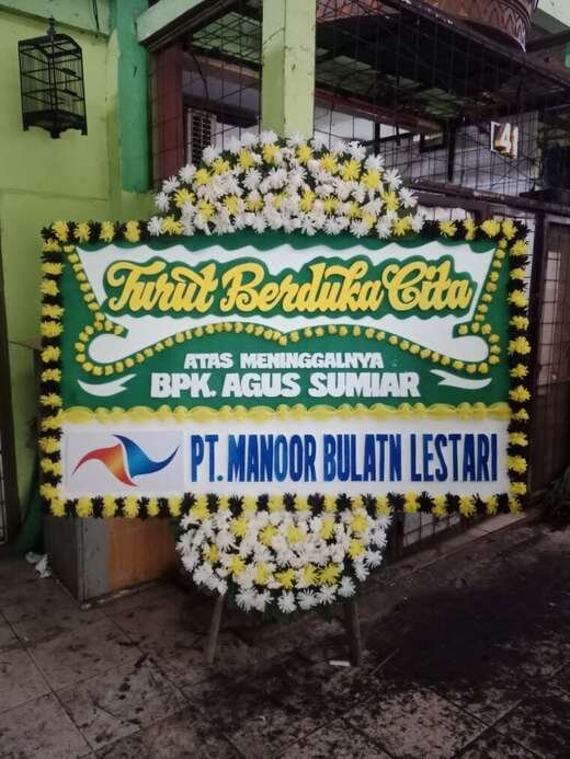 Bunga Papan Duka Cita Hijau Muda Putih — Jambul 1, 1,2 × 2 M Bunga papan duka cita warna hijau & putih, jambul 1 ukuran 1,2 × 2 m — kode EBD-A-13