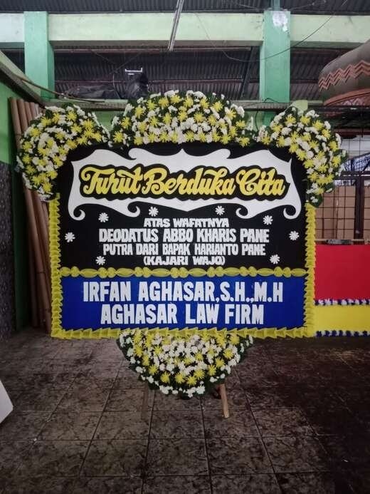 Bunga Papan Duka Cita Jambul 3 Hitam Biru — 1,5 × 2 M Bunga papan duka cita warna hitam & biru, jambul 3 ukuran 1,5 × 2 m — kode EBD-D-06
