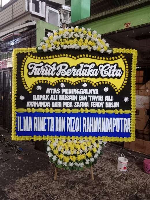 Bunga Papan Duka Cita Hitam Kuning Ukuran Besar — 1,5 × 2 M Bunga papan duka cita warna hitam & kuning, jambul 1 ukuran 1,5 × 2 m — kode EBD-B-02