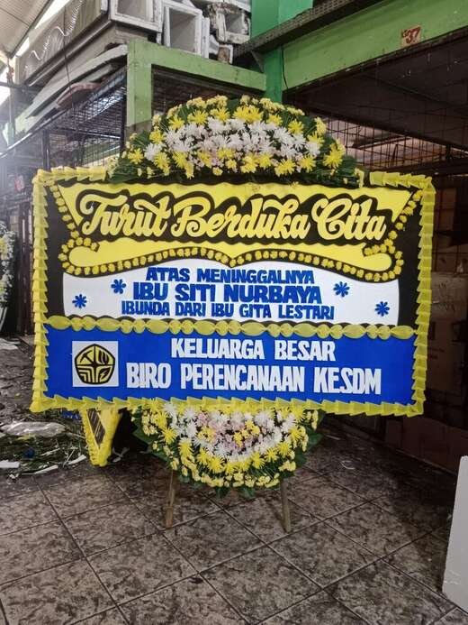 Bunga Papan Duka Cita Kuning Biru — Jambul 1, 1,2 × 2 M Bunga papan duka cita warna kuning & biru, jambul 1 ukuran 1,2 × 2 m — kode EBD-A-16