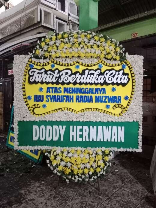 Bunga Papan Duka Cita Dasaran Buli-Buli Kuning — 1,5 × 2 M Bunga papan duka cita warna kuning & hijau, dasaran buli-buli ukuran 1,5 × 2 m — kode EBD-F-03
