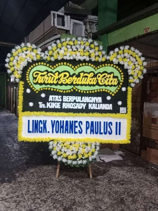 Bunga Papan Duka Cita Jambul 3 Kuning Hijau — 1,5 × 2 M Bunga papan duka cita warna kuning & hijau, jambul 3 ukuran 1,5 × 2 m — kode EBD-D-09