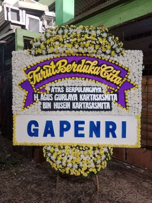 Bunga Papan Duka Cita Dasaran Buli-Buli Putih — 1,5 × 2 M Bunga papan duka cita warna putih & ungu, dasaran buli-buli ukuran 1,5 × 2 m — kode EBD-F-04