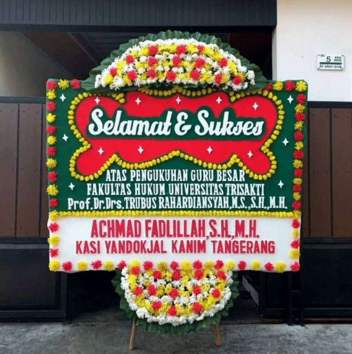 Bunga papan ucapan selamat ukuran 1.5x2 meter, pengiriman cepat Jakarta & sekitarnya oleh Elite Bloom