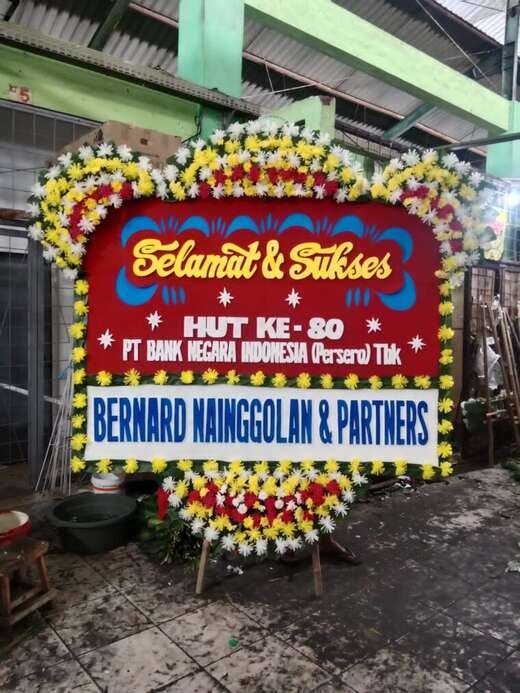 Bunga papan ucapan selamat warna merah & kuning, jambul 3 ukuran 1,5 × 2 m — kode EBS-D-02