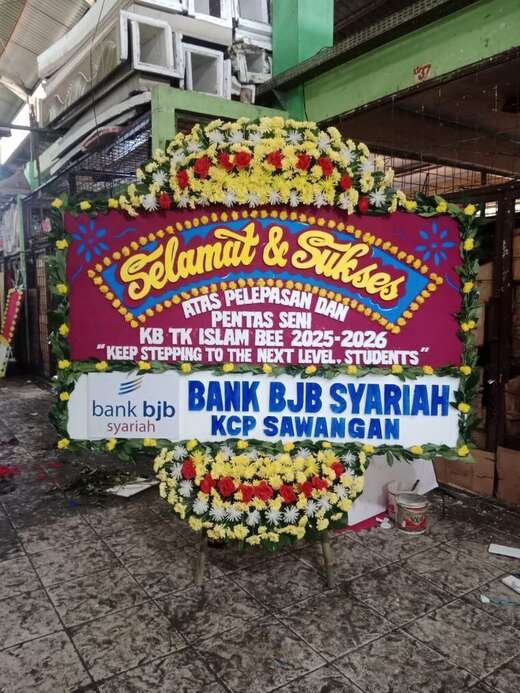 Bunga papan ucapan selamat warna ungu & merah, jambul 1 ukuran 1,2 × 2 m — kode EBS-A-03