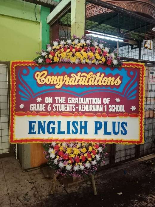 Bunga papan wisuda warna biru & merah, jambul 1 ukuran 1,2 × 2 m — kode EBS-A-05