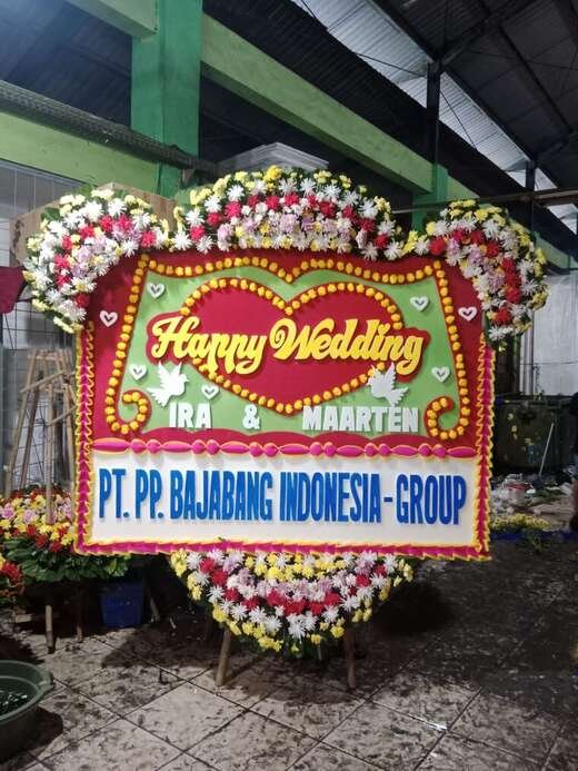 Bunga papan happy wedding warna kuning & merah, jambul 3 ukuran 1,5 × 2 m — kode EBW-D-04