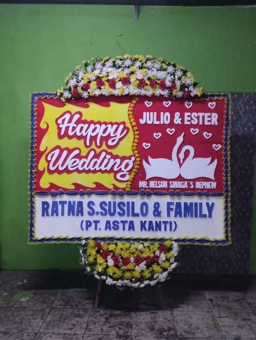 Bunga papan happy wedding warna kuning & merah muda, jambul 1 ukuran 1,5 × 2 m — kode EBW-B-02