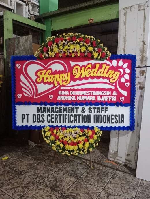 Bunga papan happy wedding warna merah & biru, jambul 1 ukuran 1,2 × 2 m — kode EBW-A-02