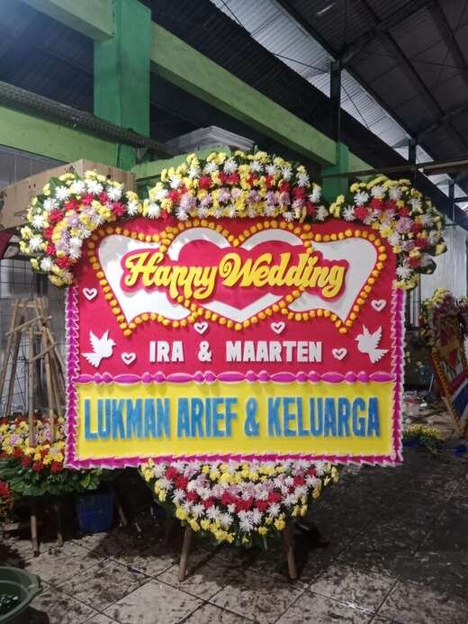 Bunga papan happy wedding warna merah muda, jambul 3 ukuran 1,5 × 2 m — kode EBW-D-03