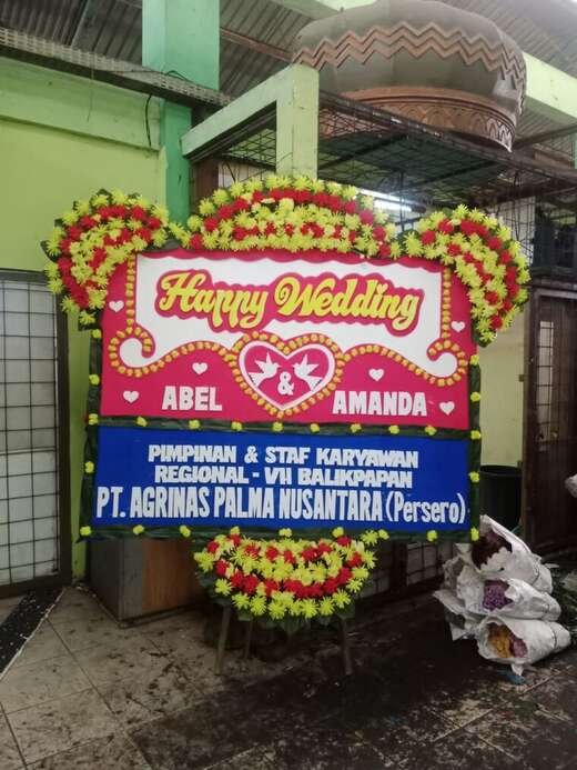 Bunga papan happy wedding warna merah muda & krem, jambul 3 ukuran 1,5 × 2 m — kode EBW-D-05