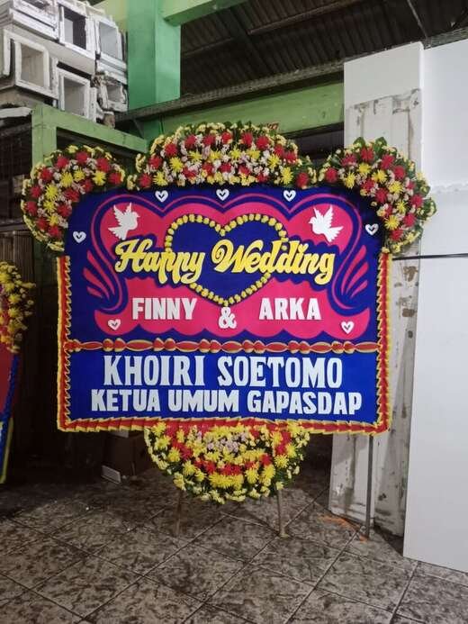 Bunga papan happy wedding warna merah muda & merah, jambul 3 ukuran 1,5 × 2 m — kode EBW-D-02
