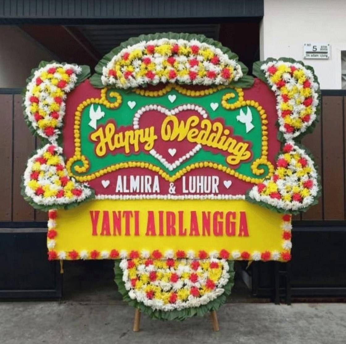 EBW-E-01 | Bunga Papan Happy Wedding 1.5Jt, ukuran 1.5x2 meter Bunga papan happy wedding ukuran 1.5x2 meter, pengiriman cepat Jakarta & sekitarnya oleh Elite Bloom